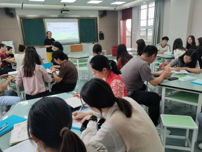 会议室里的人们&#xA;&#xA;描述已自动生成