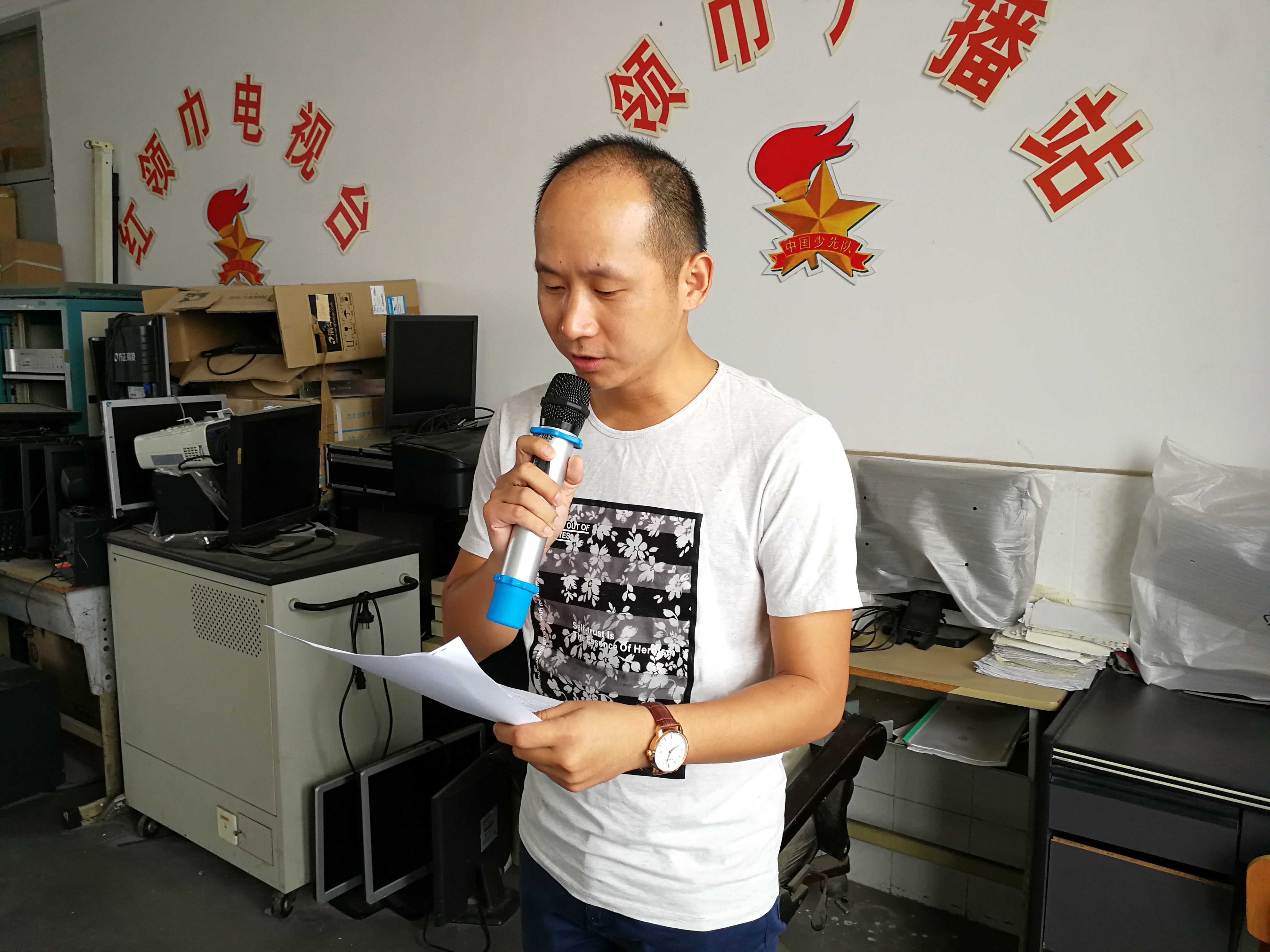E:\少先队工作\2017--2018第一学期\少先队活动\相约星期一\大队委升旗仪式\照片\IMG_20170904_080021.jpg
